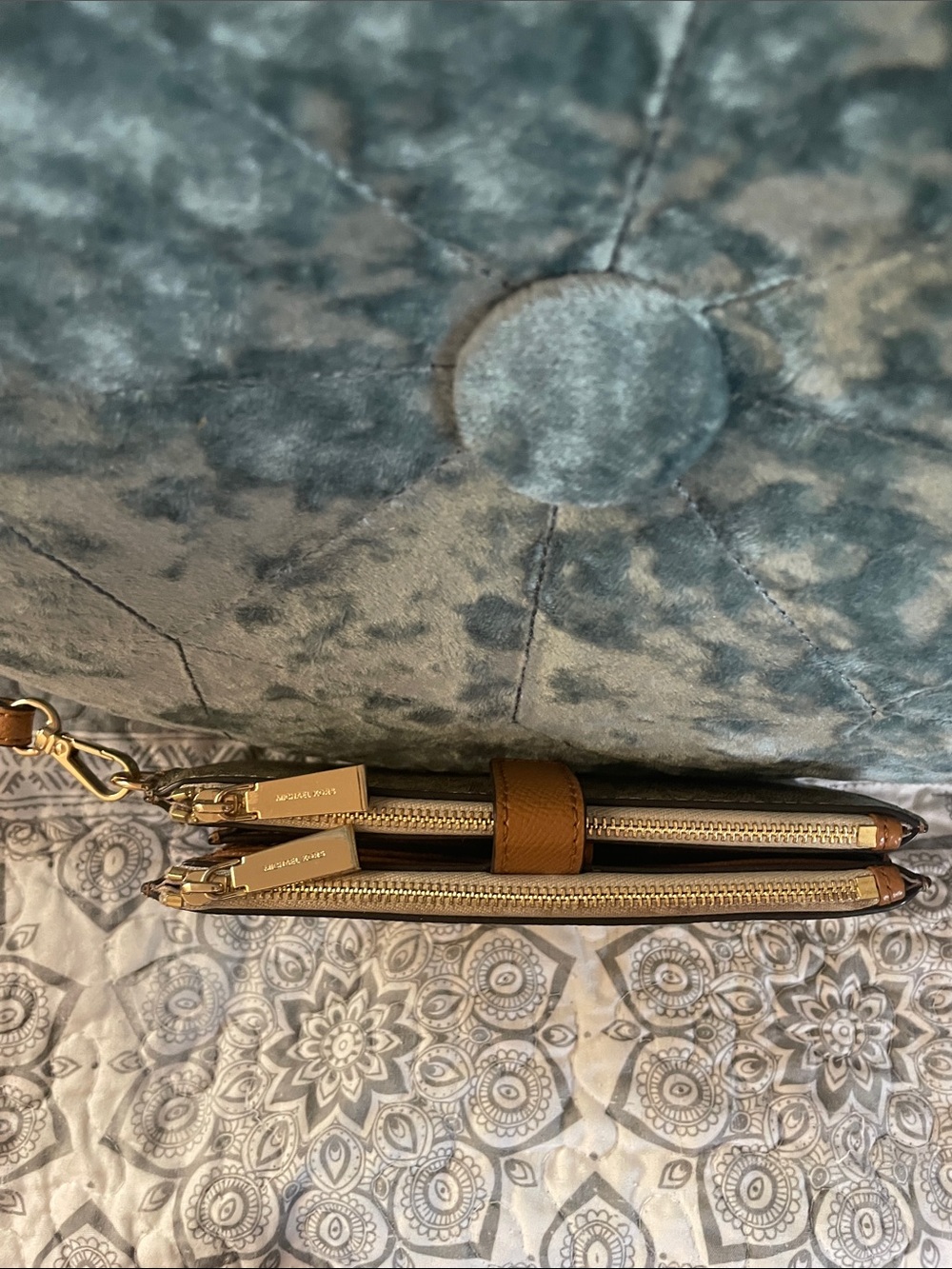 Michael Kors Beige Jet Set Large Leather Signature Logo Wristlet Wallet - Picture 5 of 5
